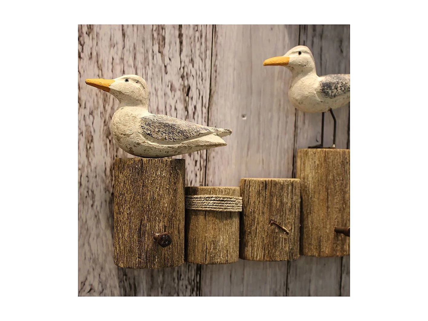 Patère avec oiseaux sur troncs