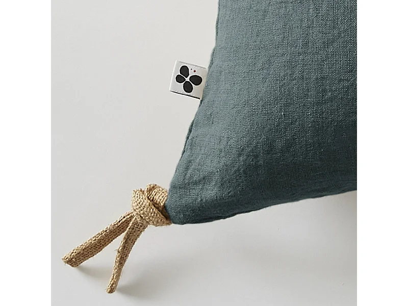 Coussin 45 x 45 cm en lin lavé bleu avec 4 nouettes en jute - LUISA