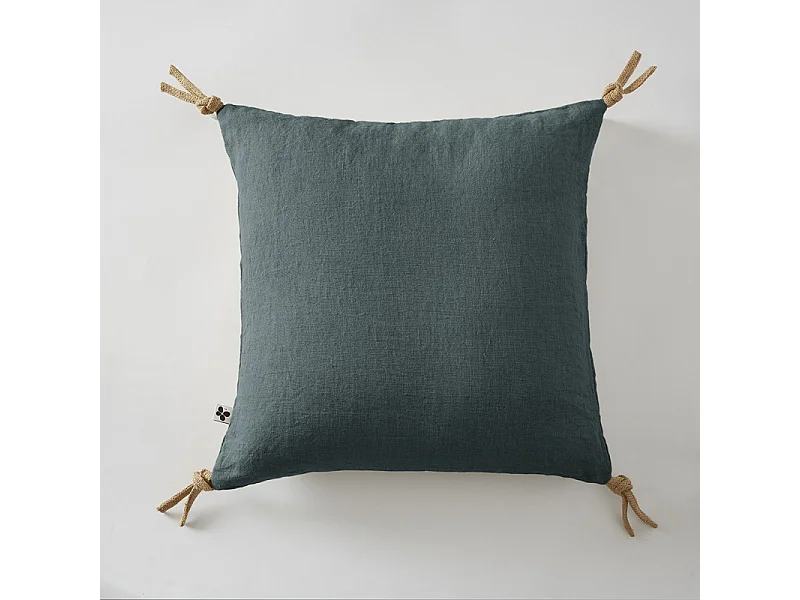 Coussin 45 x 45 cm en lin lavé bleu avec 4 nouettes en jute - LUISA