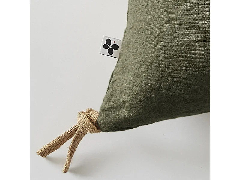 Coussin 45 x 45 cm en lin lavé vert avec 4 nouettes en jute - LUISA