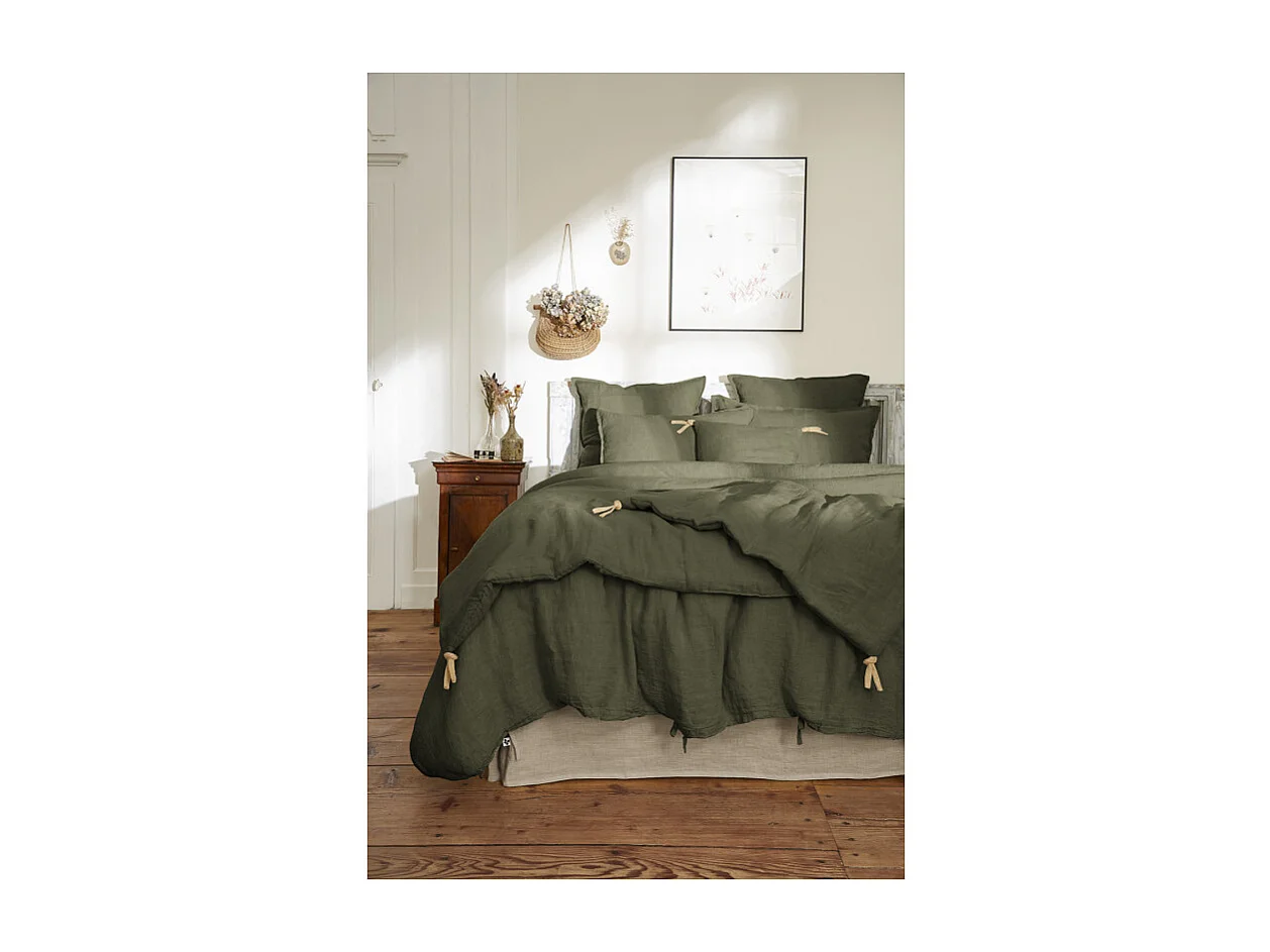 Coussin 45 x 45 cm en lin lavé vert avec 4 nouettes en jute - LUISA