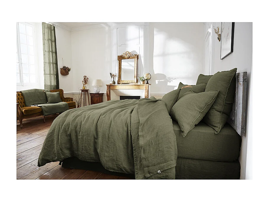 Coussin 45 x 45 cm en lin lavé vert avec 4 nouettes en jute - LUISA