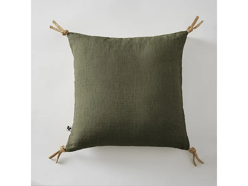 Coussin 45 x 45 cm en lin lavé vert avec 4 nouettes en jute - LUISA