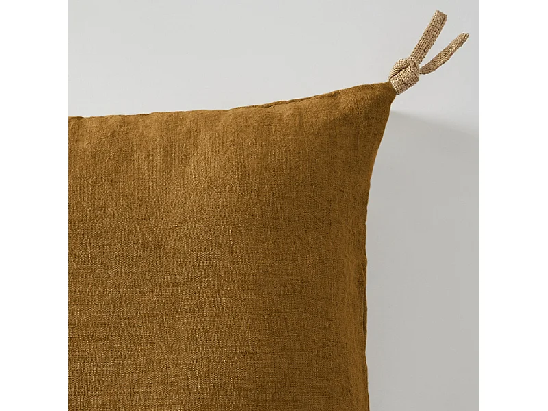 Coussin 45 x 45 cm en lin lavé caramel avec 4 nouettes en jute - LUISA
