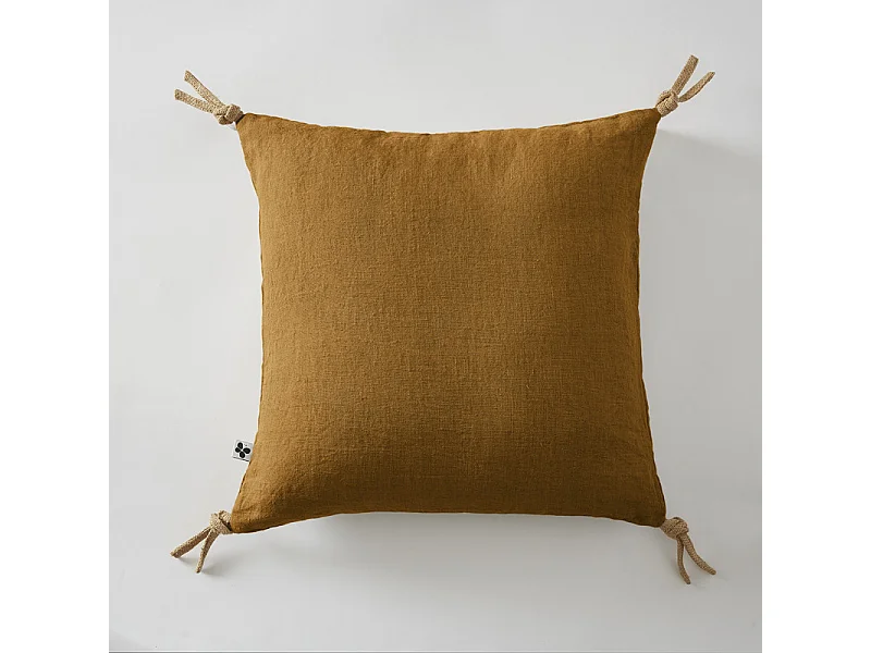 Coussin 45 x 45 cm en lin lavé caramel avec 4 nouettes en jute - LUISA