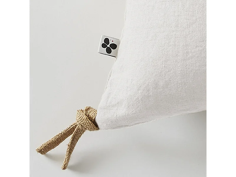 Coussin 45 x 45 cm en lin lavé blanc avec 4 nouettes en jute - LUISA