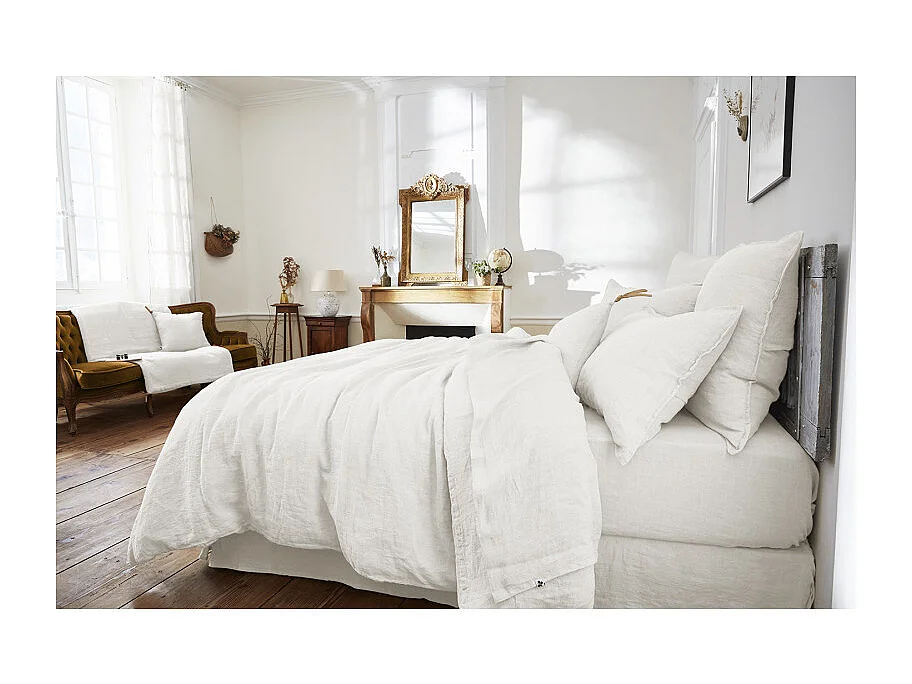 Coussin 45 x 45 cm en lin lavé blanc avec 4 nouettes en jute - LUISA