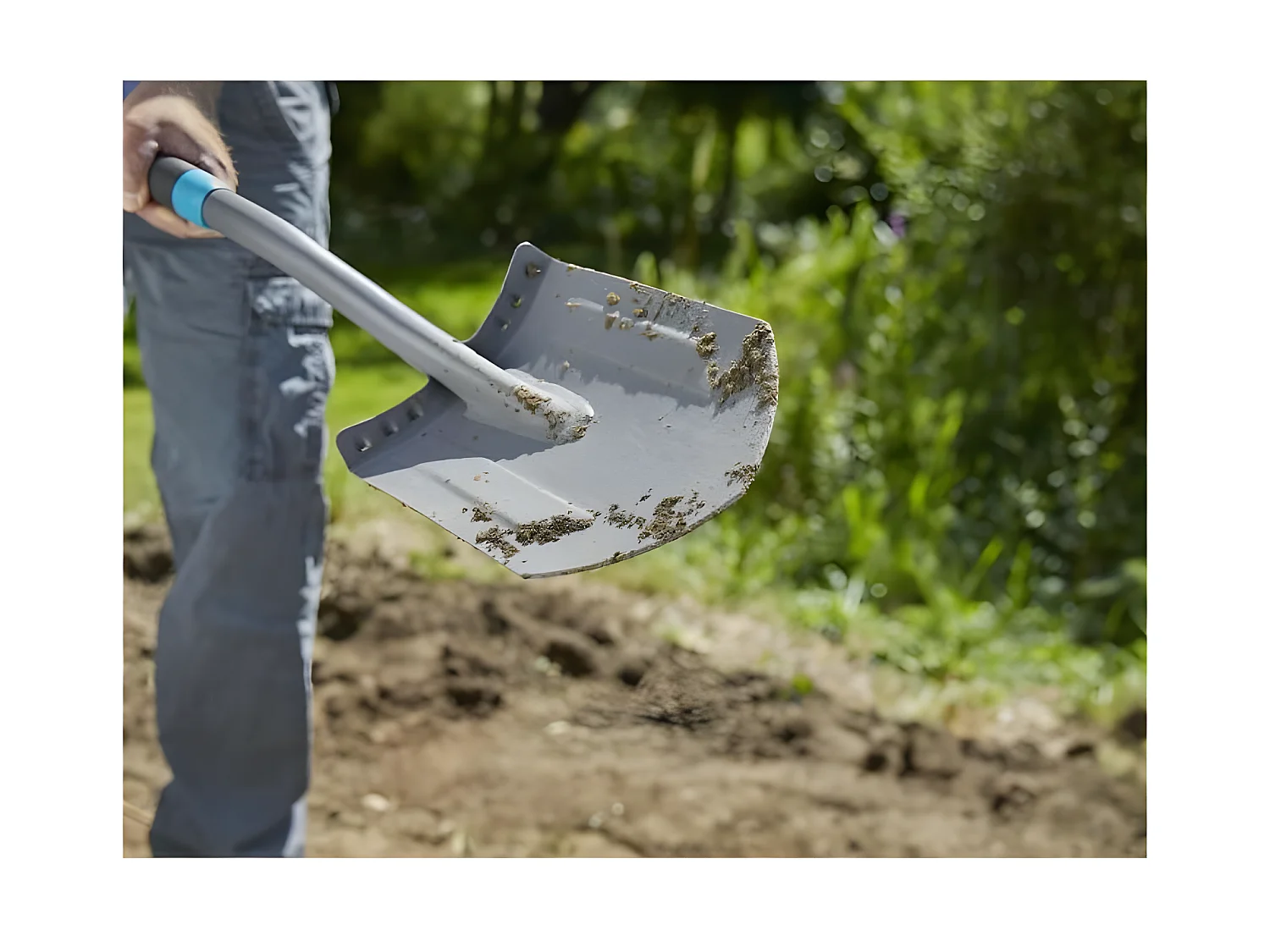 Beche a bord pointu ErgoLine – Poignée ergonomique en D – Repose pied large – Longueur 117cm – Garantie 25 ans