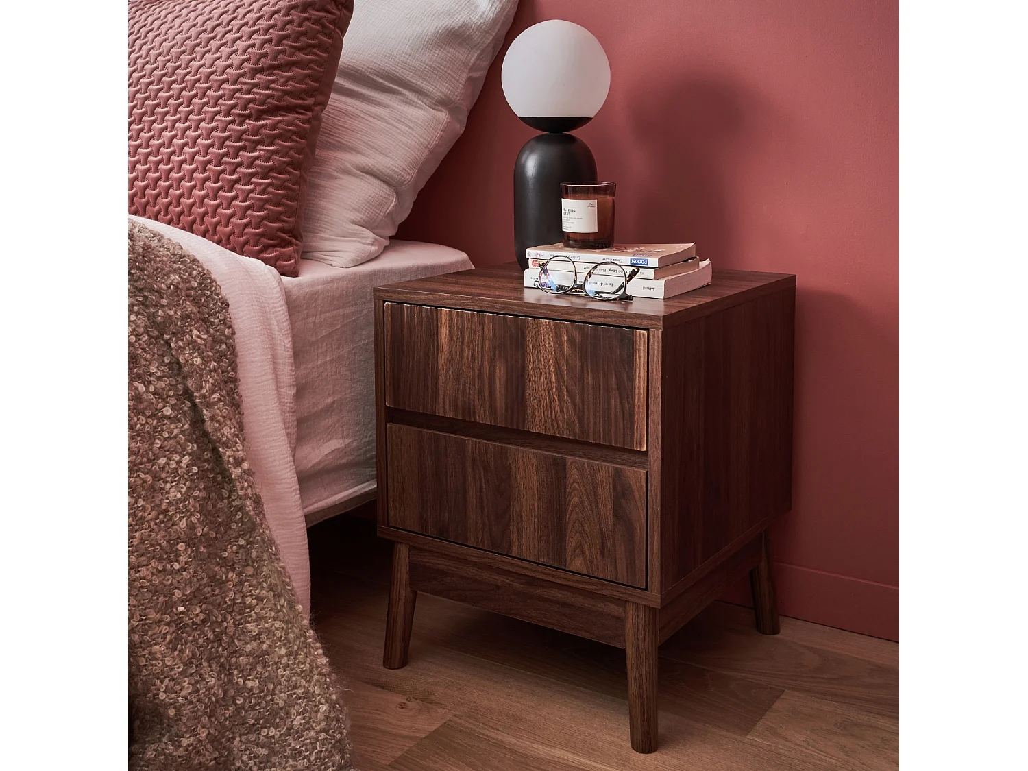 Lot de 2 tables de chevet deux tiroirs. décor bois de noyer et piétement en pin - Linear