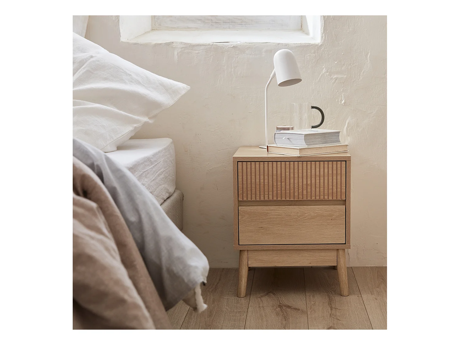Lot de 2 tables de chevet deux tiroirs. décor bois et piétement en pin - Linear