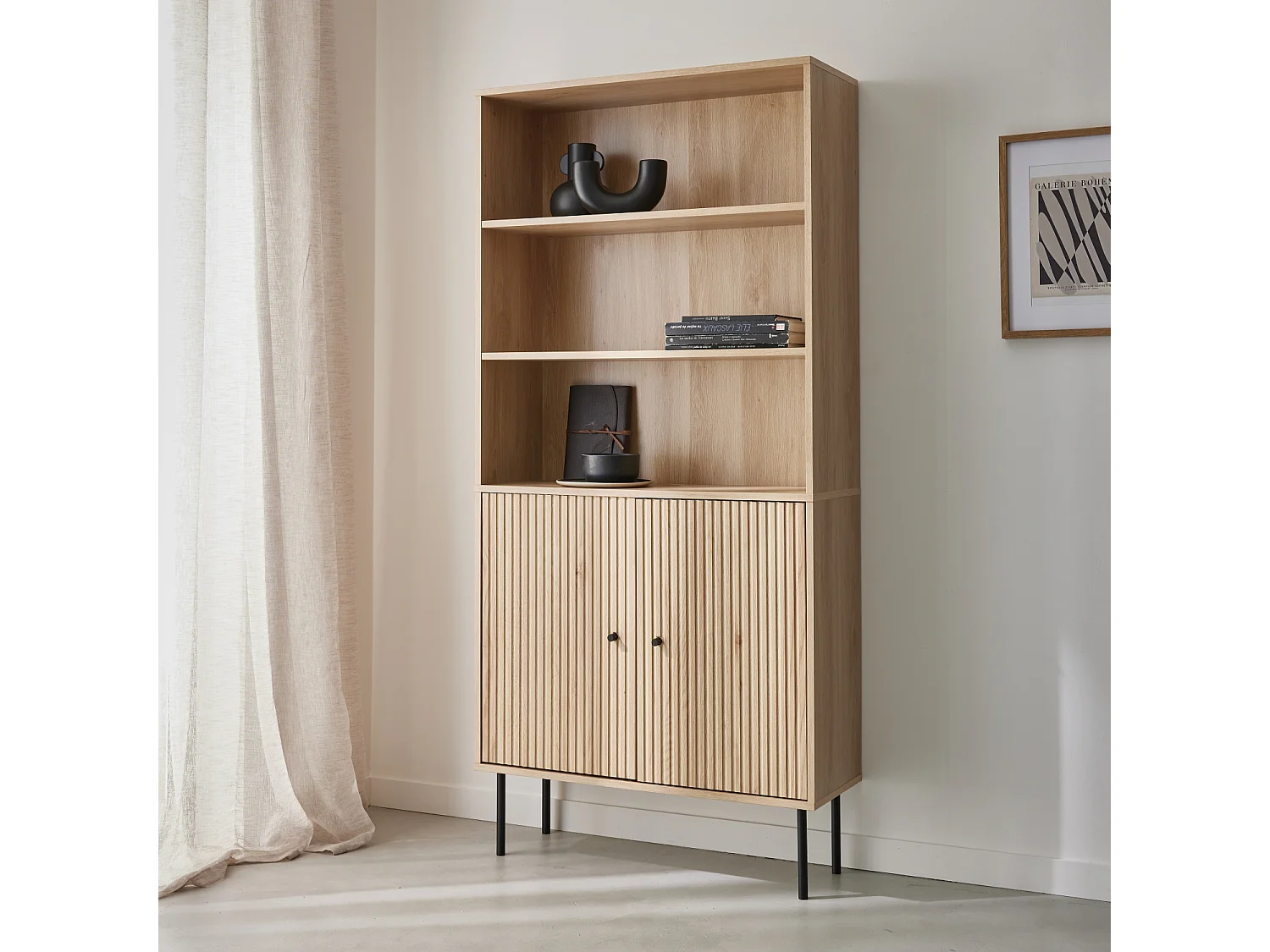 Librería de madera y metal negro con 2 puertas natural