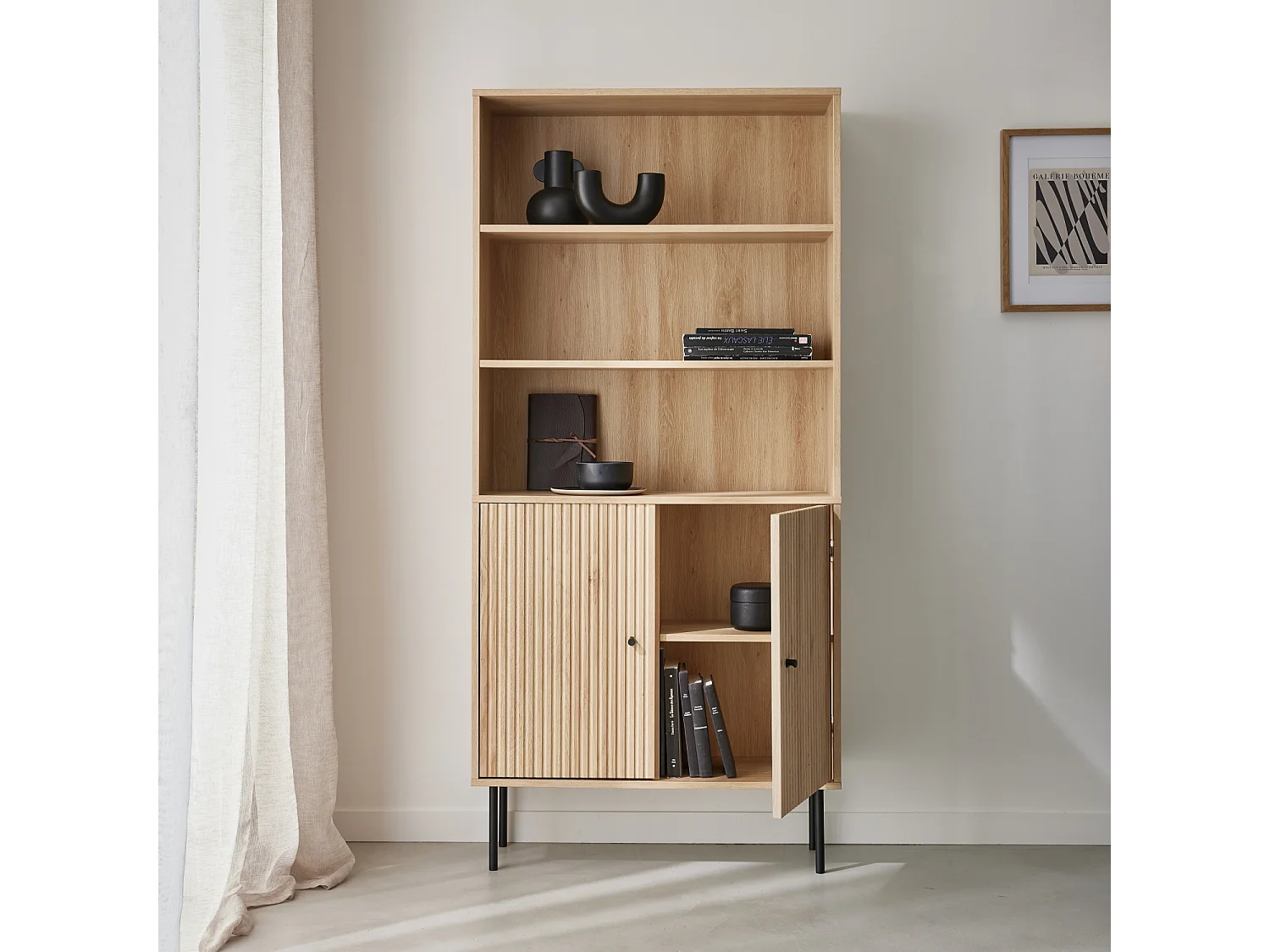 Librería de madera y metal negro con 2 puertas natural