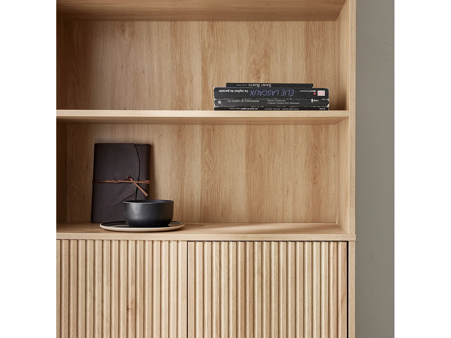 Librería de madera y metal negro con 2 puertas natural
