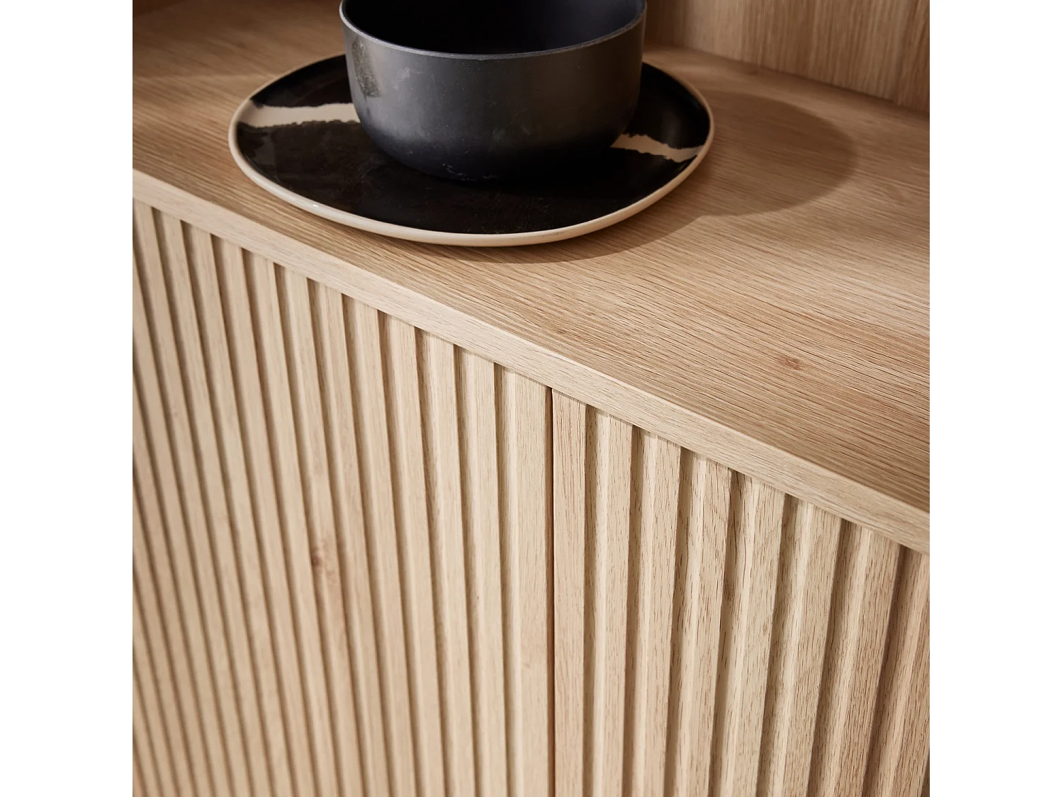 Librería de madera y metal negro con 2 puertas natural
