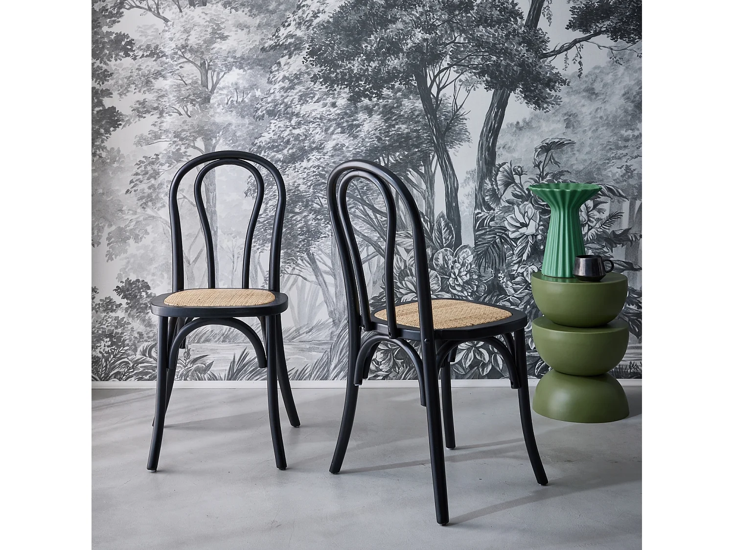 Lot de deux chaises vintage en bois avec assise en rotin et dossier arrondi coloris noir