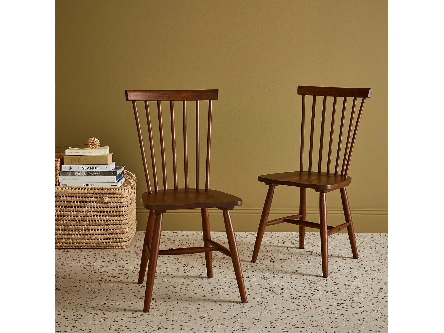 Lot de 2 chaises noyer à barreaux en bois d'hévéa. ROMIE. L 50.8 x P 44.2 x H 90cm.