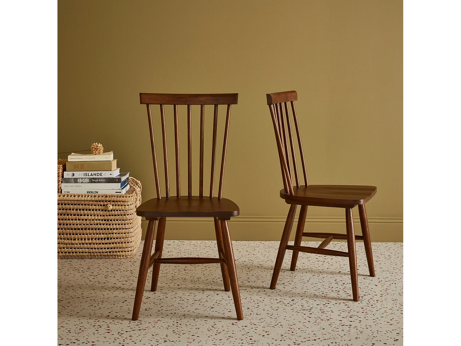 Lot de 2 chaises noyer à barreaux en bois d'hévéa. ROMIE. L 50.8 x P 44.2 x H 90cm.