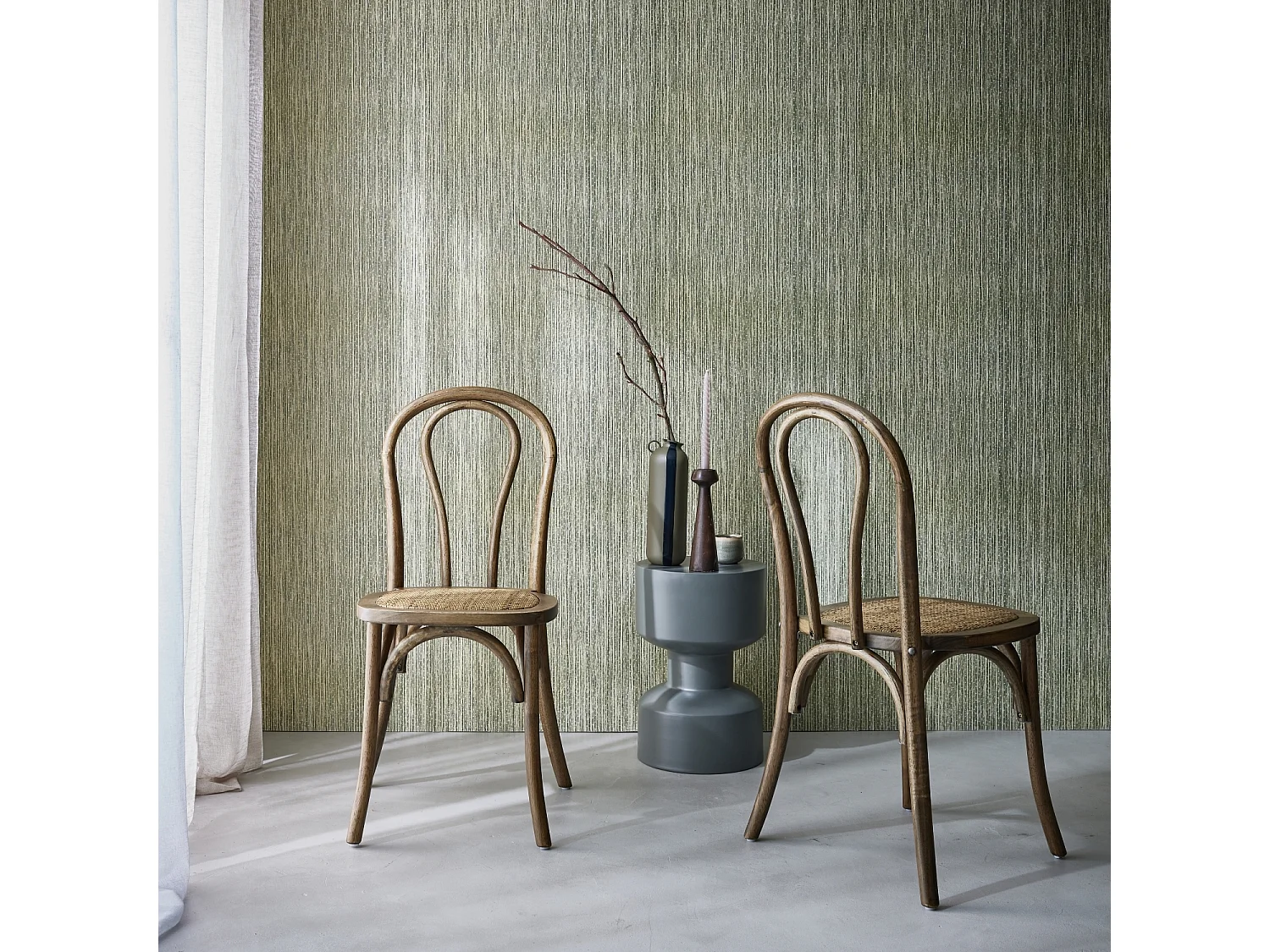 Lot de deux chaises vintage en bois avec assise en rotin et dossier arrondi coloris marron vieilli