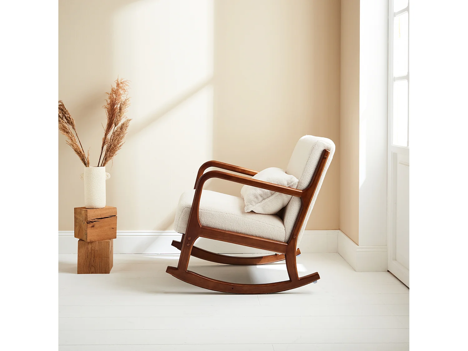 Poltrona a dondolo scandinava in legno e tessuto bouclé, bianco