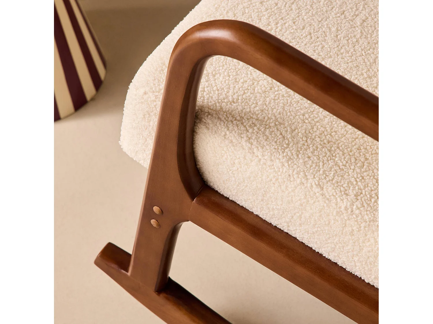 Poltrona a dondolo scandinava in legno e tessuto bouclé, Lorens bouclé, Crema, 65x80x81.5 cm