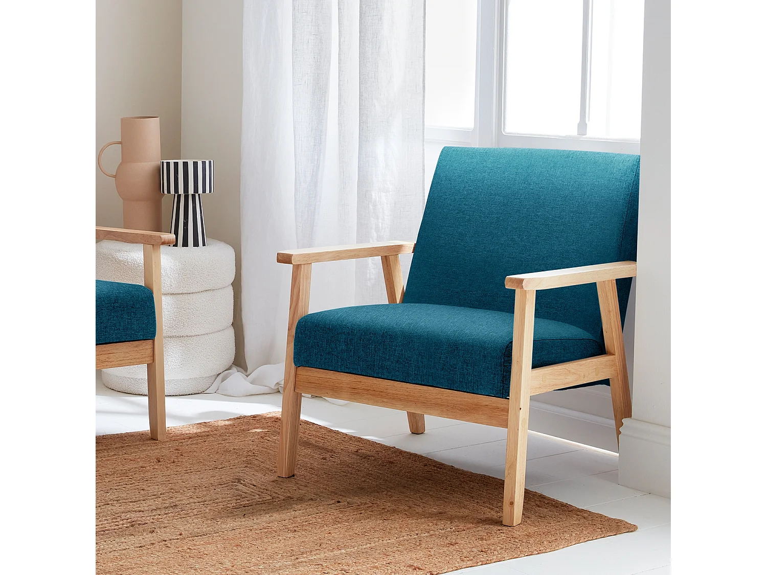 Sillón estilo escandinavo de madera y tela azul esmeralda