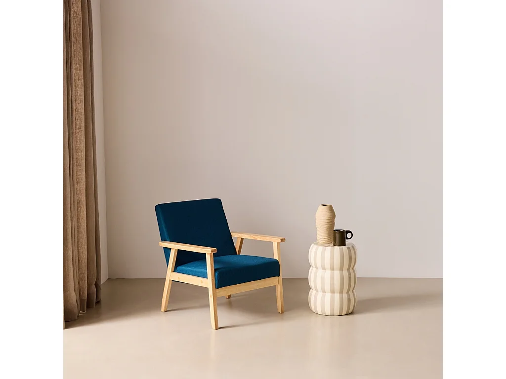 Fauteuil scandinave en bois et tissu bleu pétrole. Isak. L 64 x P 69.5 x H 73cm