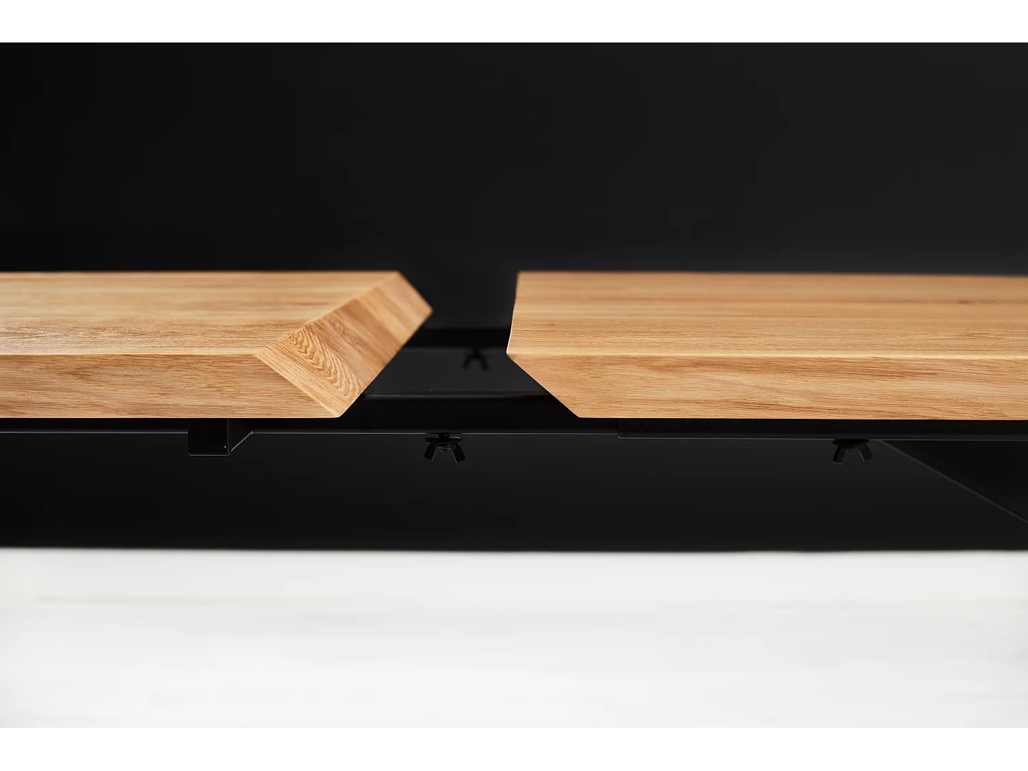 Ausziehbarer Slant-Tisch aus Massivholz mit zwei Verlängerungsplatten 50 cm