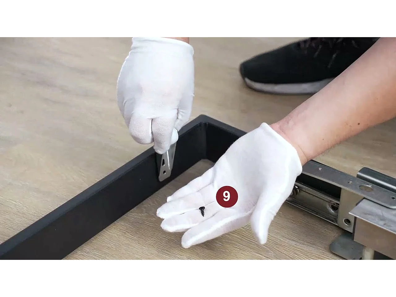 Tavolo da pranzo allungabile - gambe incrociate in ferro battuto - piano con fantasia in marmo - Bianco e Nero