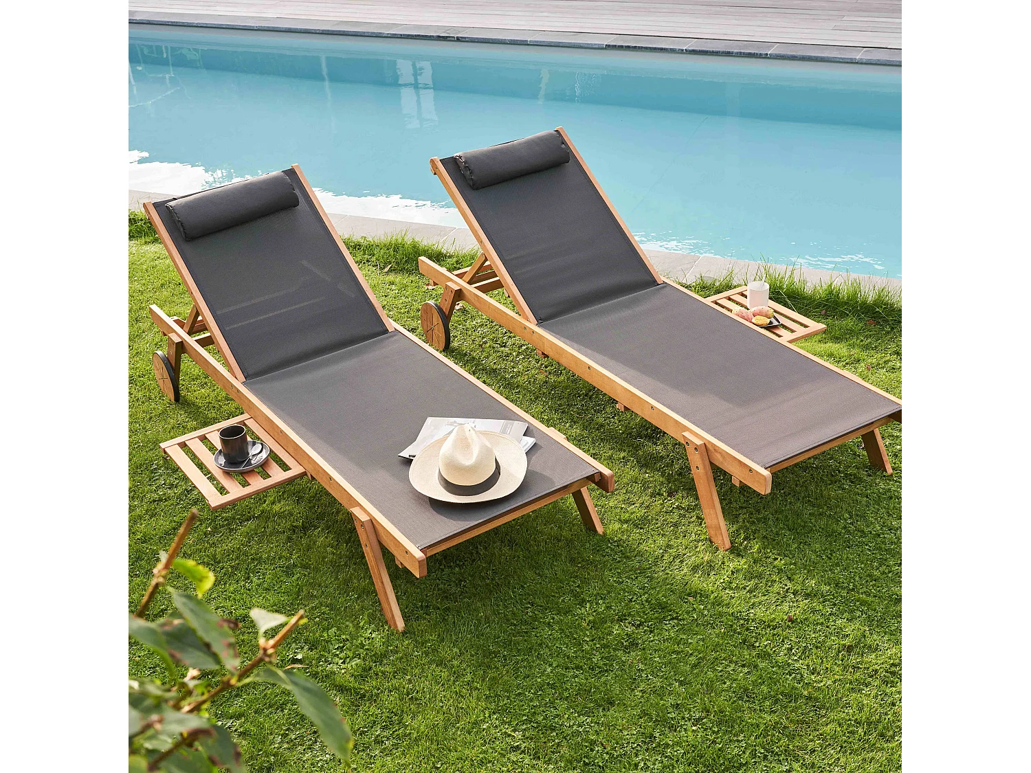 Lot de 2 bains de soleil avec coussin et tablette en bois noir - Calgary