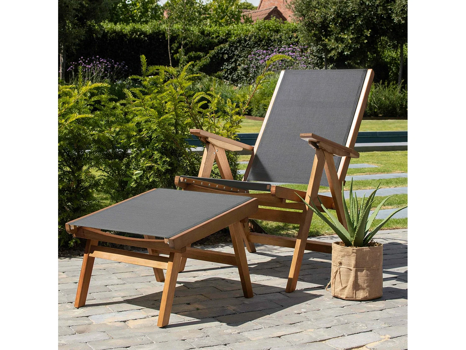 Fauteuil relax en bois d'eucalyptus avec repose-pieds gris