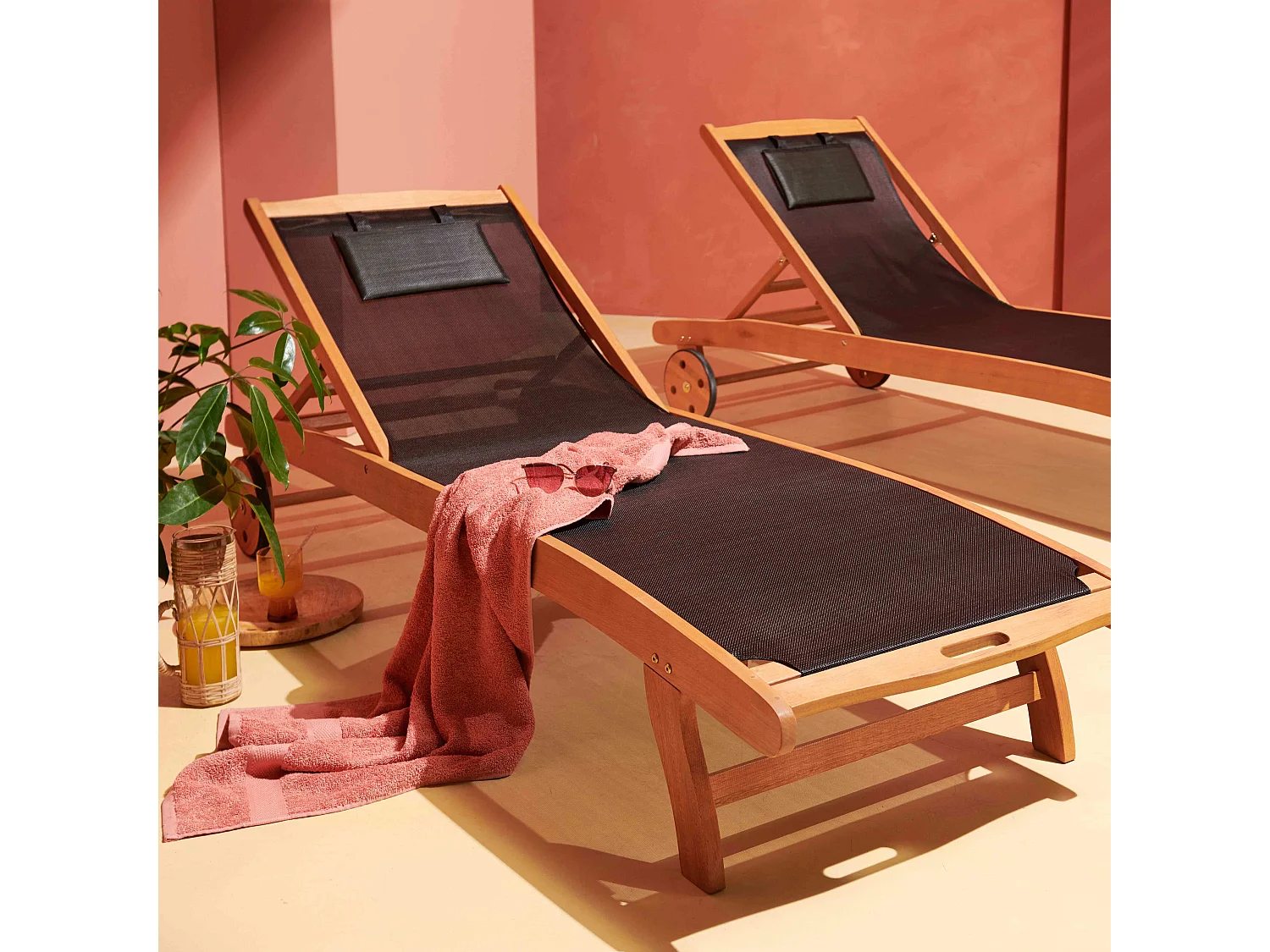 Lot de 2 bains de soleil en bois inclinable avec roues noir - Aubagne