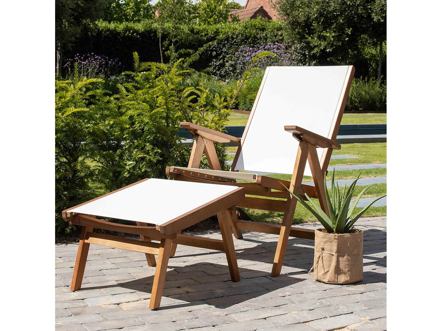 Fauteuil relax en bois d'eucalyptus avec repose-pieds blanc