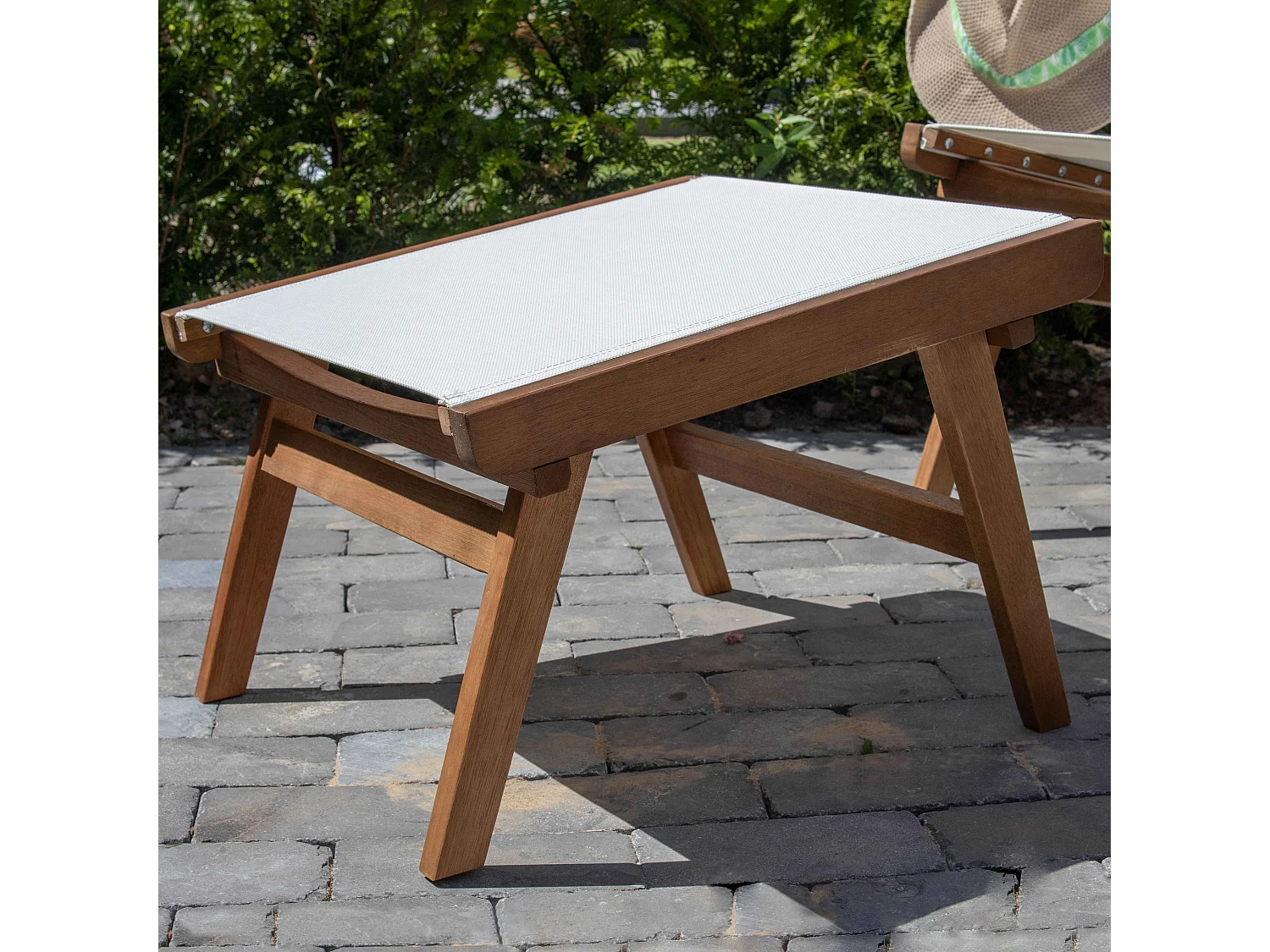 Fauteuil relax en bois d'eucalyptus avec repose-pieds blanc