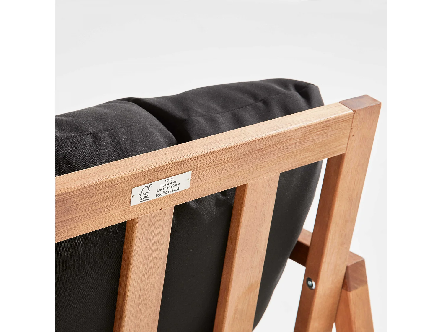 Houten tuinset met 1 bank, 2 fauteuils en een zwarte salontafel