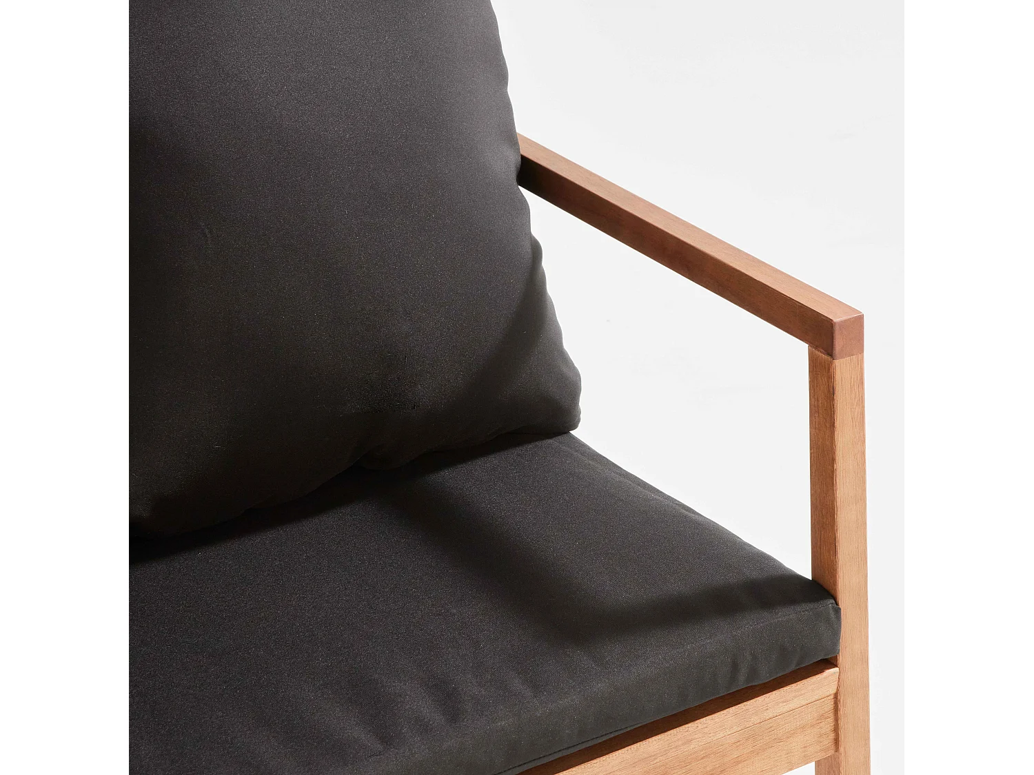 Houten tuinset met 1 bank, 2 fauteuils en een zwarte salontafel