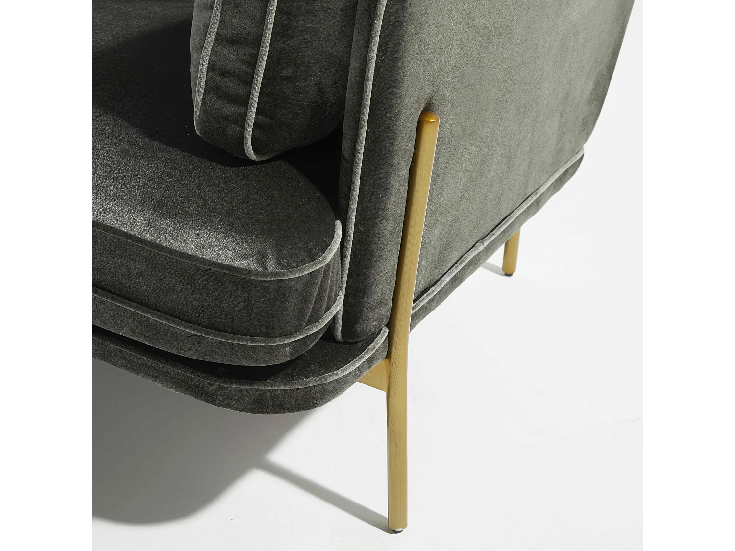 Canapé en velours et pieds en laiton 3 places