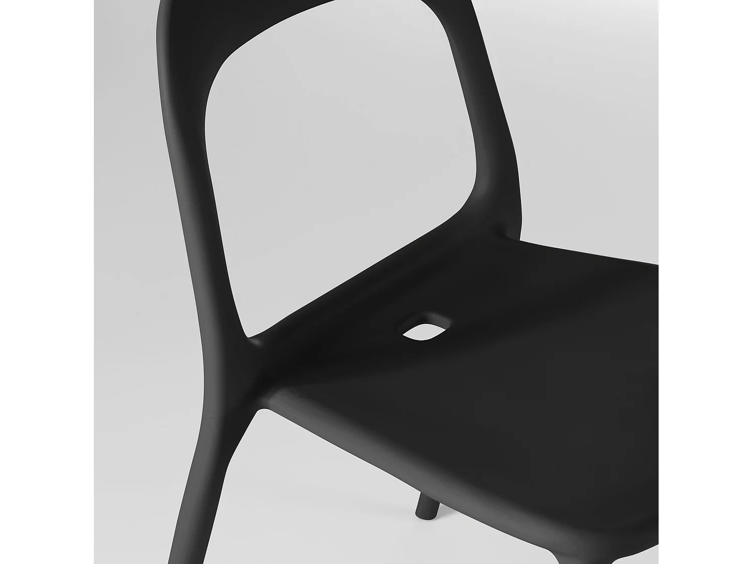 Lot de 4 chaises en plastique noir