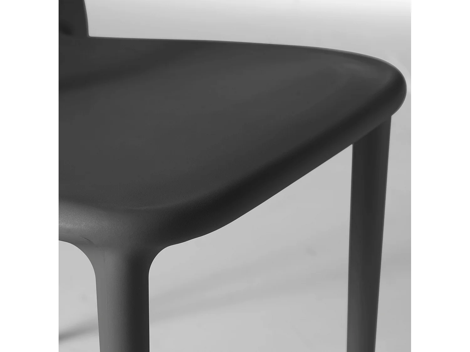 Lot de 4 chaises en plastique noir