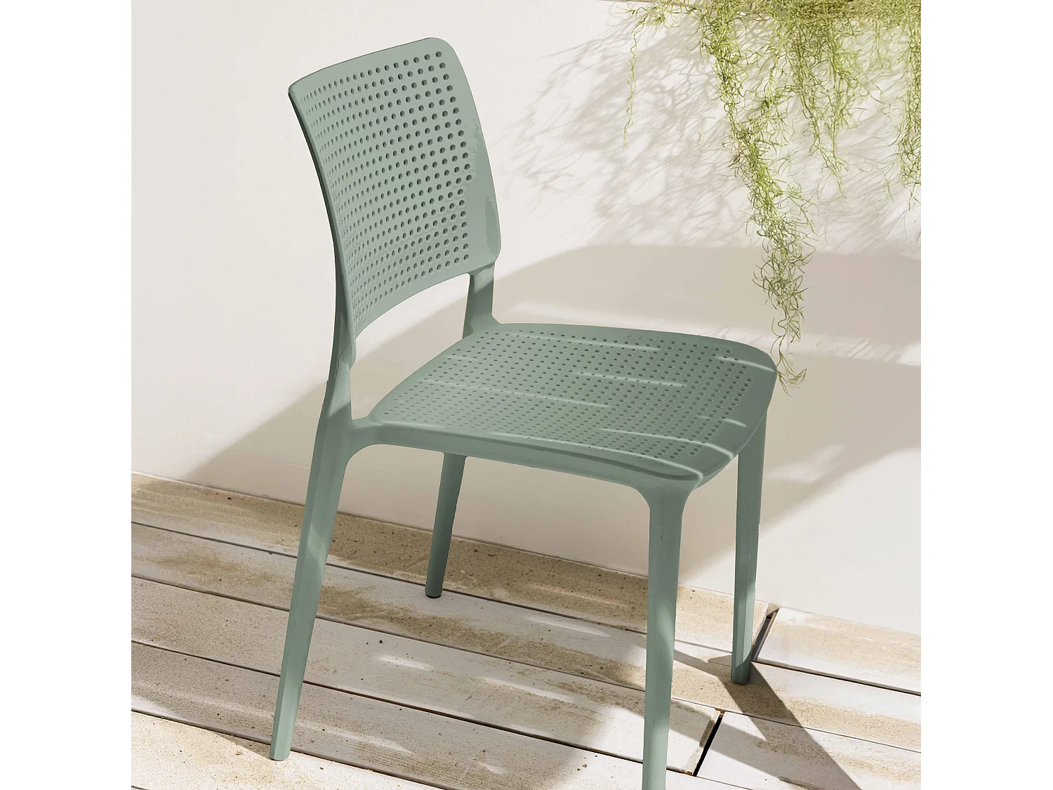 Chaise de terrasse ajourée en plastique vert sauge