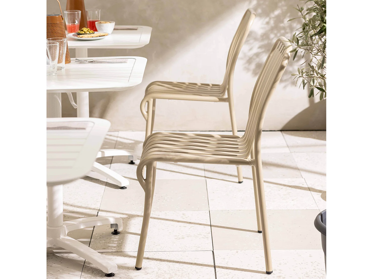 Chaise design de terrasse en aluminium taupe