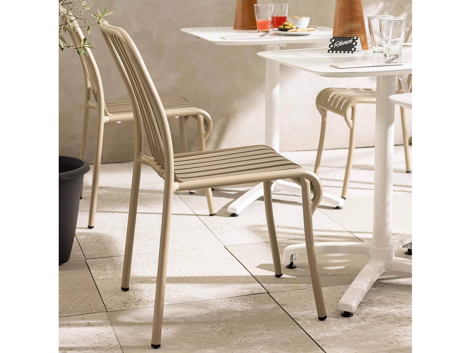 Chaise design de terrasse en aluminium taupe