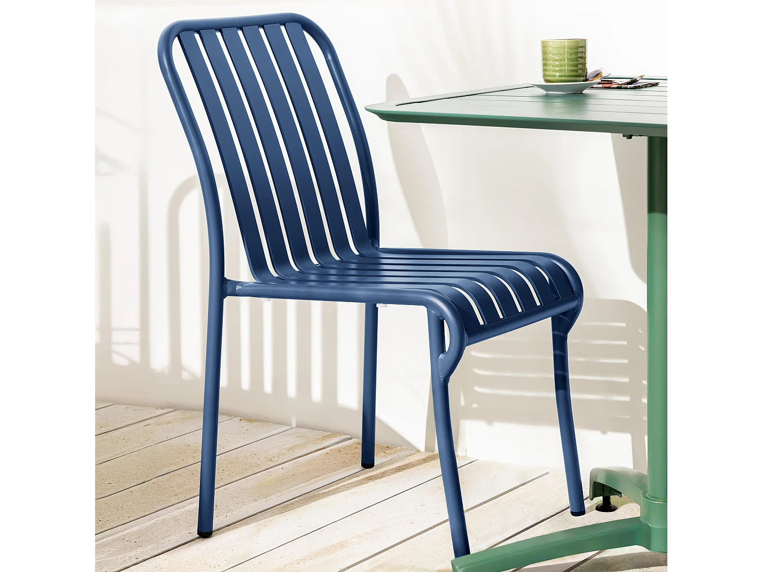 Chaise design de terrasse en aluminium bleu foncé