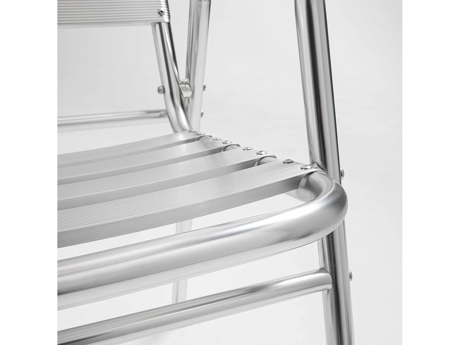 Chaise de jardin empilable en aluminium gris clair