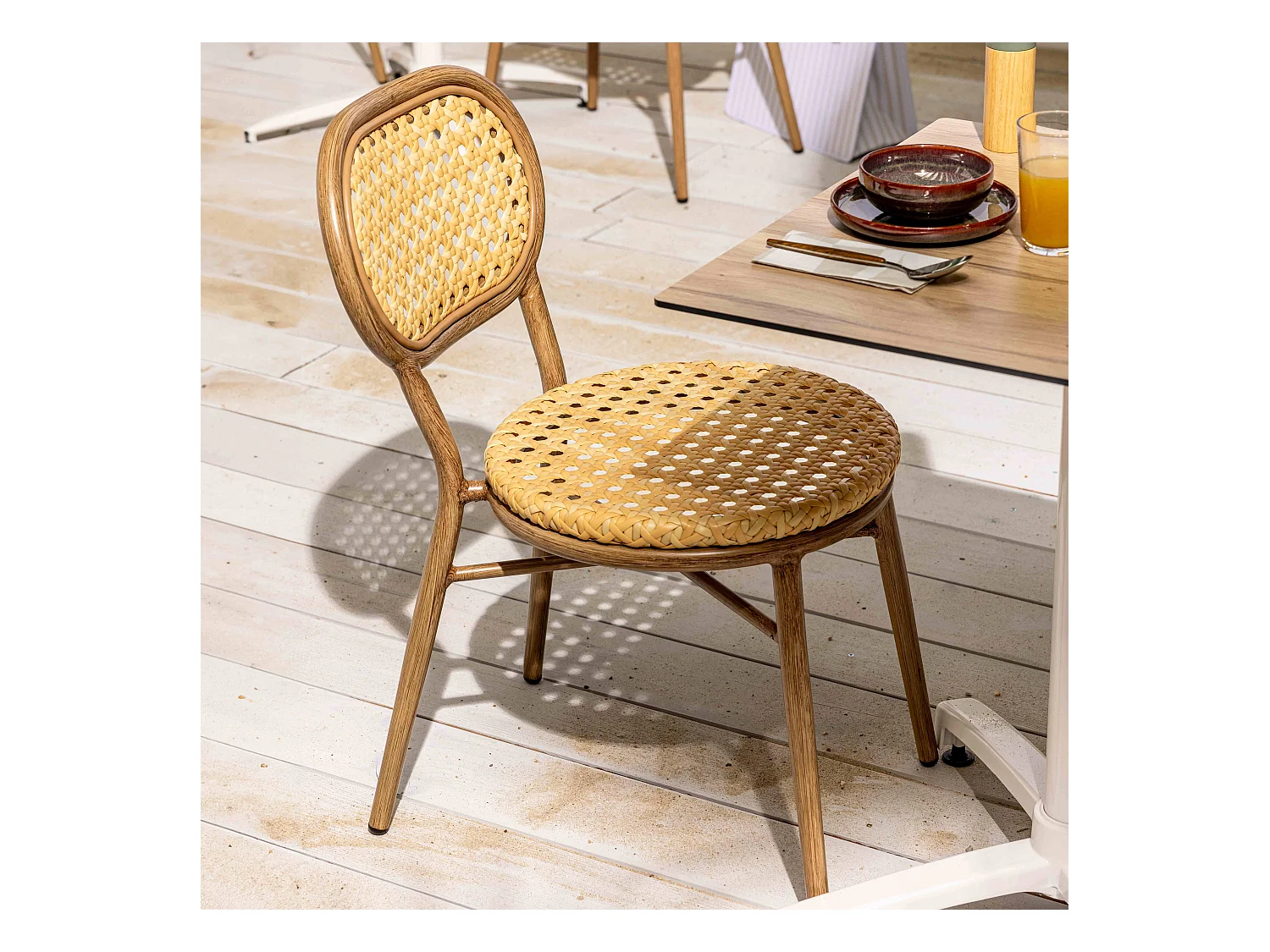 Chaise de terrasse en aluminium et rotin synthétique