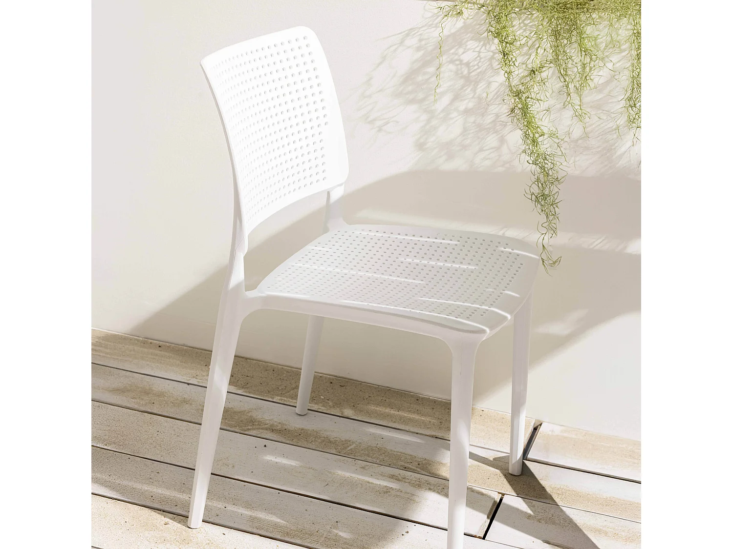 Chaise de terrasse ajourée en plastique blanc