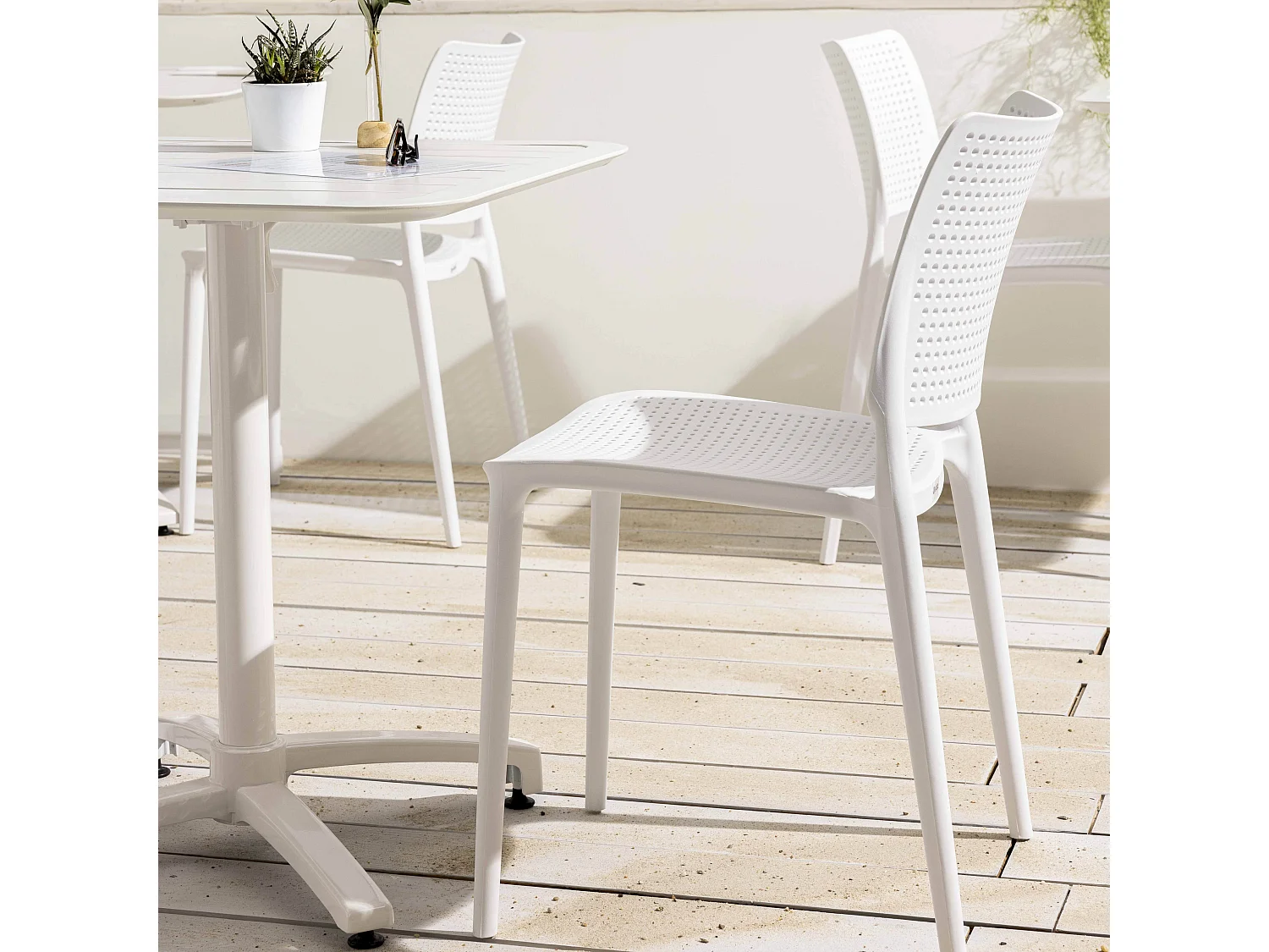 Chaise de terrasse ajourée en plastique blanc