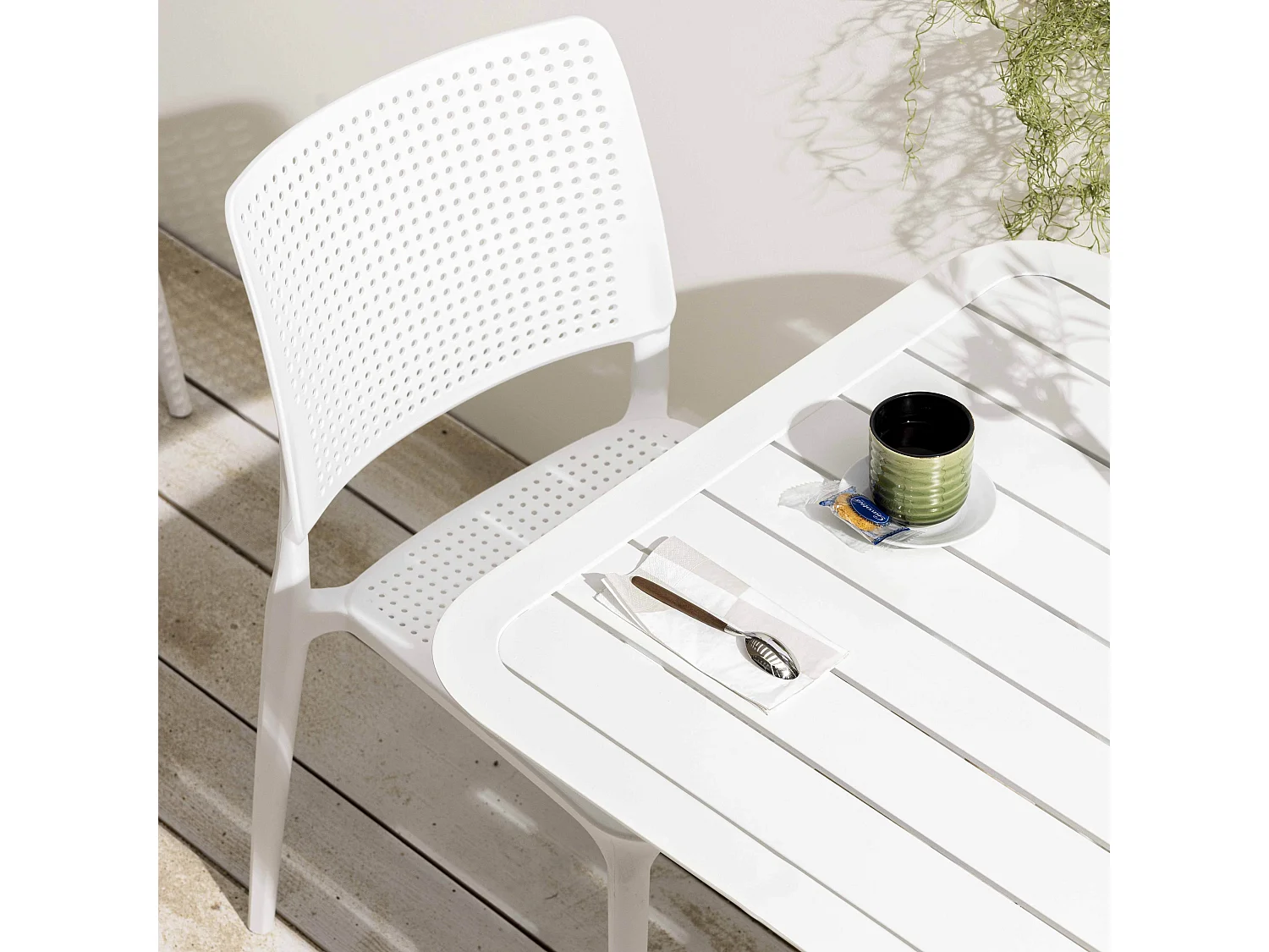 Chaise de terrasse ajourée en plastique blanc