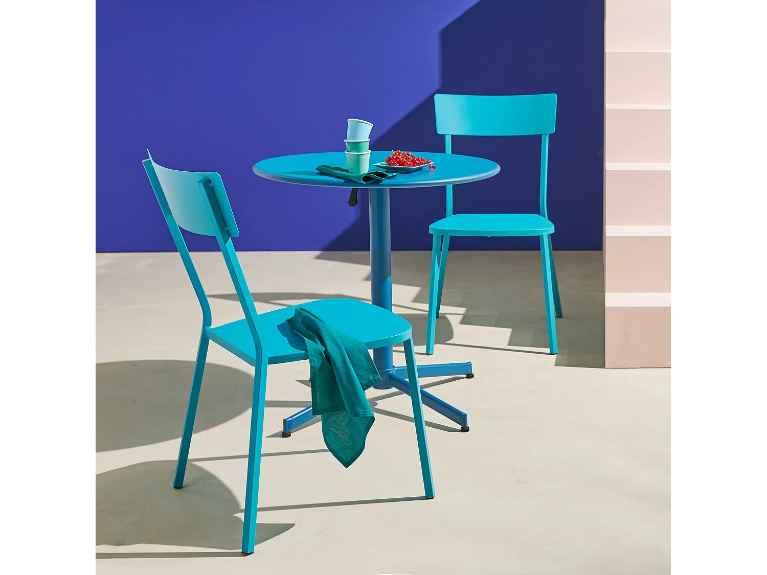 Chaise de jardin en métal bistrot bleu