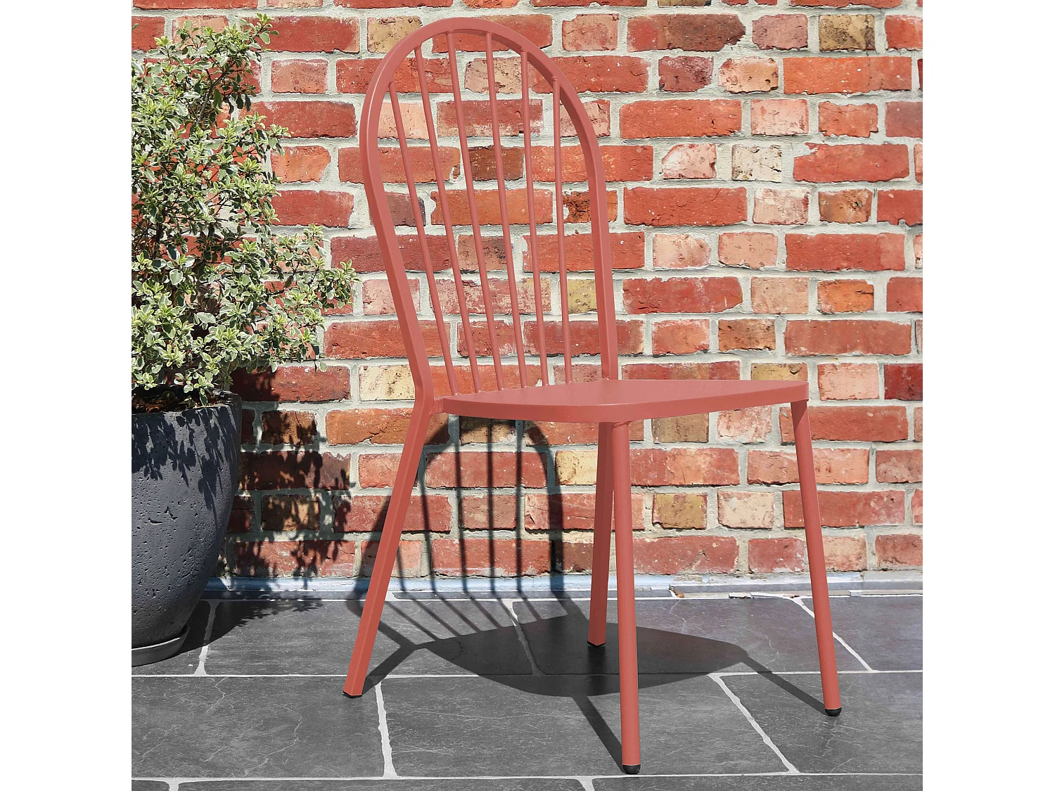 Tuinstoel van klei metaal
