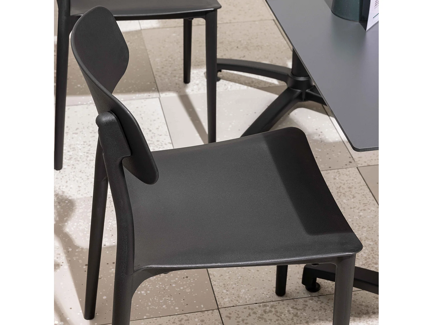 Lot de deux chaises en polypropylène noir